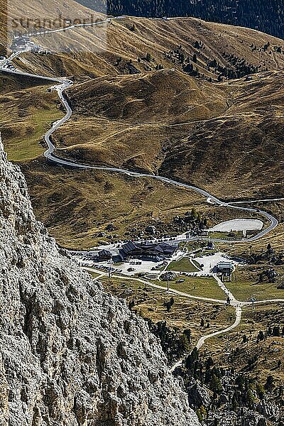 Gondelbahn vom Sellajoch zur Langkofelscharte  hinten das Sellajoch und die Sellajochpassstraße  Dolomiten  Südtirol  Italien  Europa