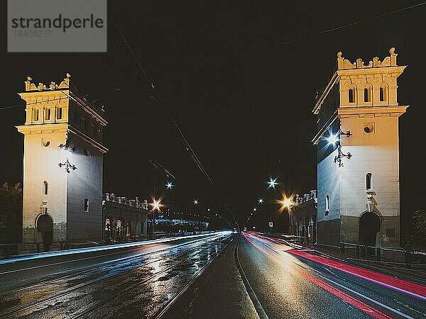 Stadtbrücke bei Nacht mit Lichtspuren