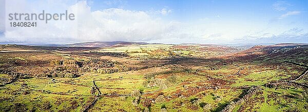 Panorama über Emsworthy Moor von einer Drohne aus  Haytor Rocks  Dartmoor National Park  Devon  England  UK