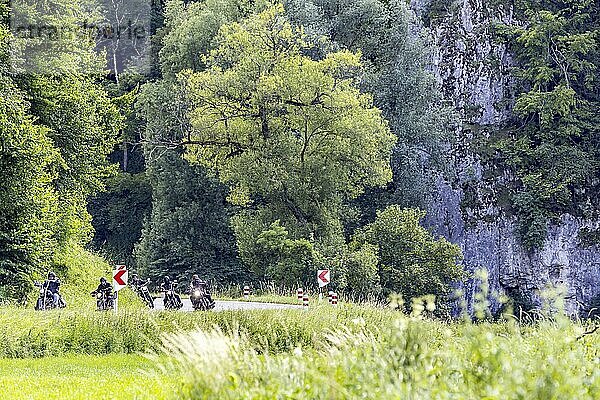 Das Lautertal auf der Schwäbischen Alb ist eine beliebte Strecke für Motorradfahrer  Münsingen  Baden-Württemberg  Deutschland  Europa