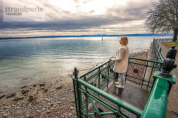 Frau auf Balkon am Strand  Friedrichshafen  Bodensee  Deutschland  Europa