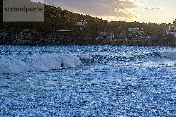 Silhouette eines Surfers an der Costa Brava in der Provinz Gerona in Katalonien Spanien