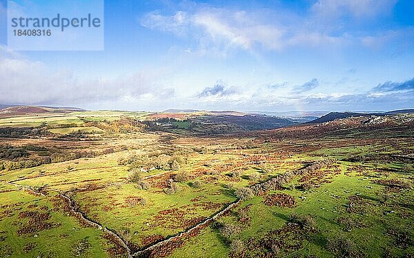 Blick über das Emsworthy Moor von einer Drohne aus  Haytor Rocks  Dartmoor National Park  Devon  England  UK