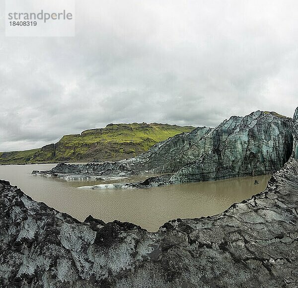 Gletscher  Gletscherlagune  Sólheimajökull  Solheimajökull  Gletscherzunge des Mýrdalsjökull mit Einschluss von Vulkanasche  nahe Ringstraße  Suðurland  Südisland  Island  Europa