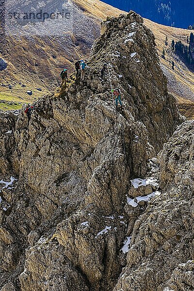 Bergsteiger auf dem Innerkoflerturm  Ausblick von der Langkofelscharte  Sellajoch  Dolomiten  Südtirol  Italien  Europa