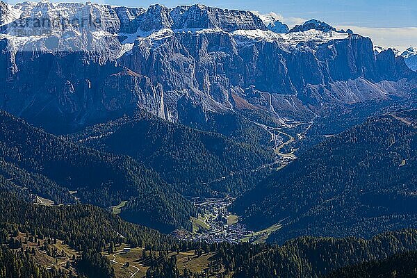 Der Touristenort Wolkenstein  Aussicht vom Seceda-Gipfel  hinten die schneebedeckten Gipfel des Sellastock  Grödnertal  Dolomiten  Südtirol  Italien  Europa