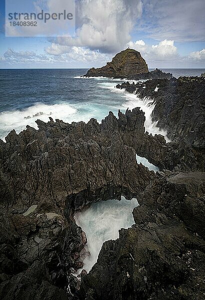Hohe Wellen am Meer  vulkanisches GEstein in bizarren Formen  Felsenküste  Porto Moniz  Madeira  Portugal  Europa