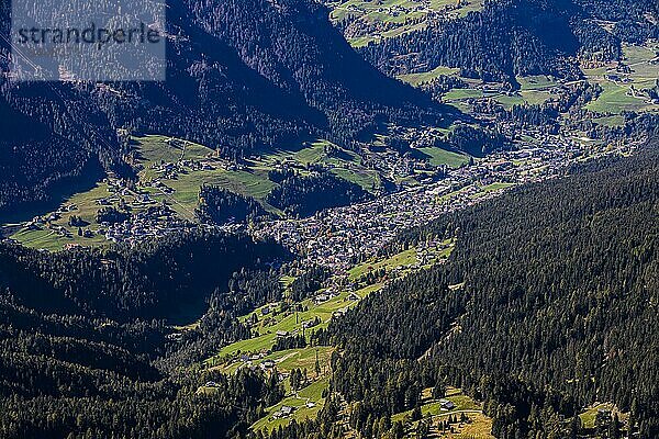 Der Touristenort Sankt Ulrich  Ausblick vom Seceda-Gipfel  Grödnertal  Dolomiten  Südtirol  Italien  Europa
