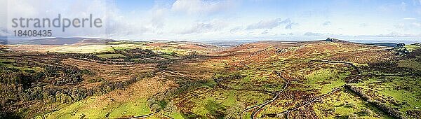 Panorama über Emsworthy Moor von einer Drohne aus  Haytor Rocks  Dartmoor National Park  Devon  England  UK