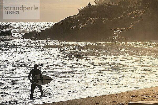 Silhouette eines Surfers an der Costa Brava in der Provinz Gerona in Katalonien Spanien