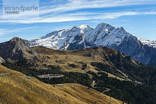 Gletscher und Gipfel der Marmelade  Aussicht vom Sellajoch  Dolomiten  Südtirol  Italien  Europa