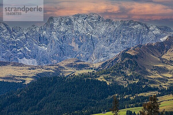 Schneebedeckte Gipfel des Rosengarten im Abendlicht  Ausblick von der Seiser Alm  Grödnertal  Dolomiten  Südtirol  Italien  Europa