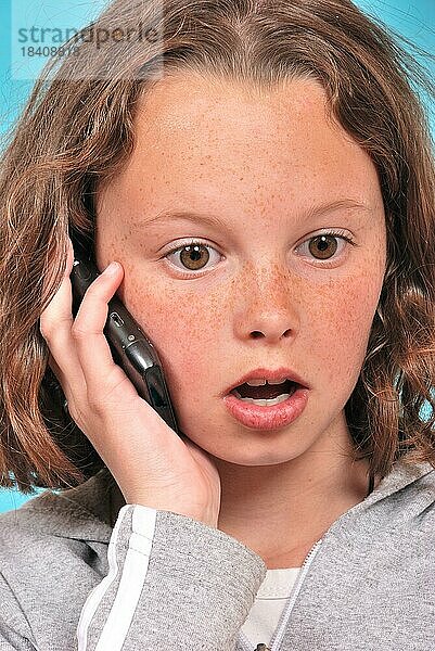 Porträt eines telefonierenden Teenagers
