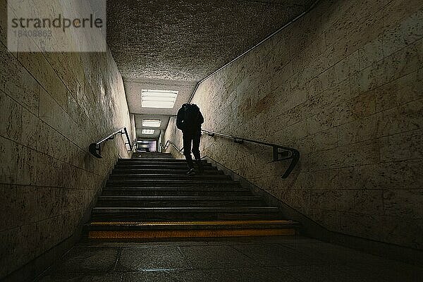 Silhouette eines Mannes in einem unterirdischen Tunnel