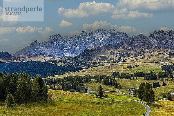 Schneebedeckte Gipfel des Rosengarten  Ausblick von der Seiser Alm  Grödnertal  Dolomiten  Südtirol  Italien  Europa