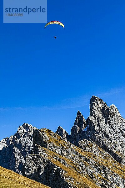 Gleitschirmflug über der Geislergruppe  Grödnertal  Dolomiten  Südtirol  Italien  Europa
