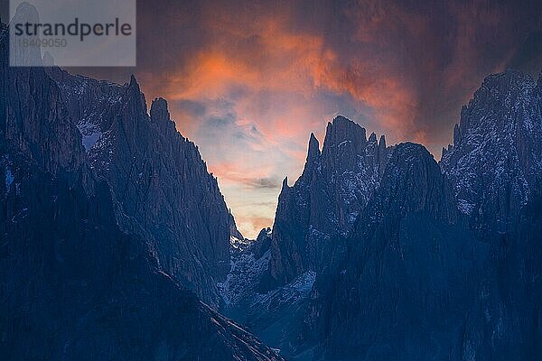 Die Gipfel der Langkofelgruppe im Abendrot  Seiser Alm  Grödnertal  Dolomiten  Südtirol  Italien  Europa