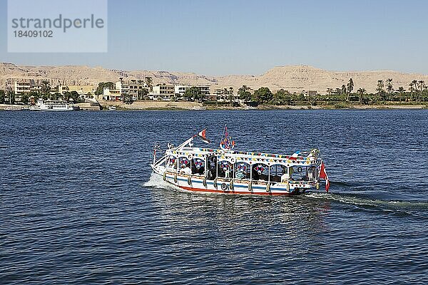 Buntes Boot fährt auf dem Nil  Luxor  Ägypten  Afrika