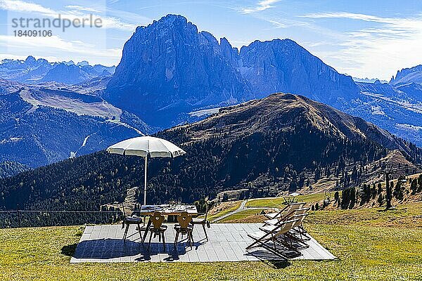 Aussichtspunkt bei der Sofiehütte mit gedecktem Tisch und Liegestühle mit Ausblick zum Picberg und zur Langkofelgruppe  Grödnertal  Dolomiten  Südtirol  Italien  Europa