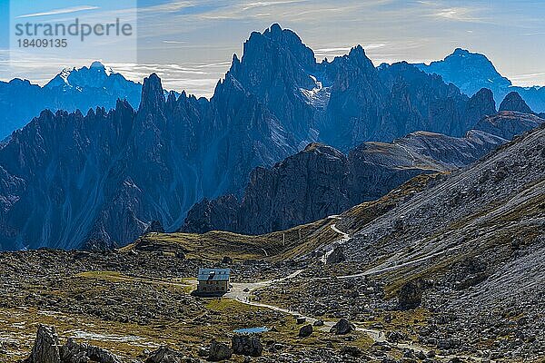 Lavaredohütte  hinten die Gipfel der Cadini di Misurina  Dolomiten  Südtirol  Italien  Europa