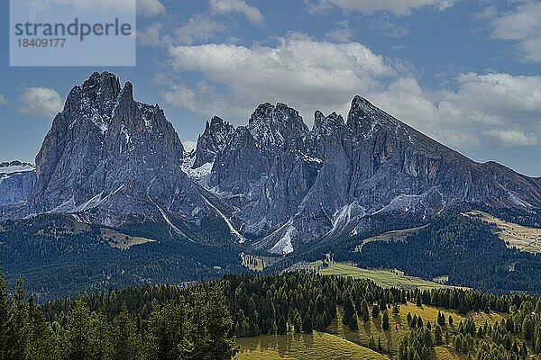 Schneebedeckte Berggipfel der Langkofelgruppe  Seiser Alm  Grödnertal  Dolomiten  Südtirol  Italien  Europa