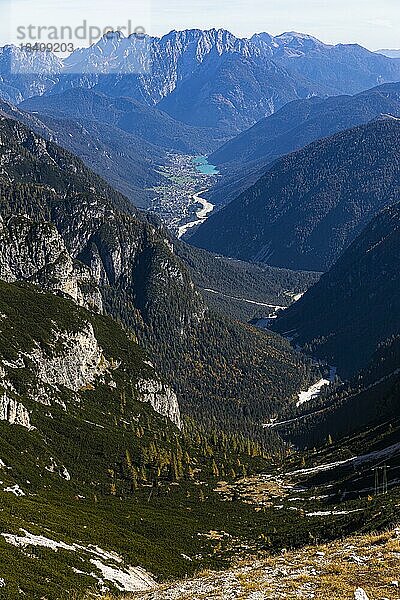 Ausblick in das Tal Cadin di Longeres  hinten der Misurinasee  Dolomiten  Südtirol  Italien  Europa