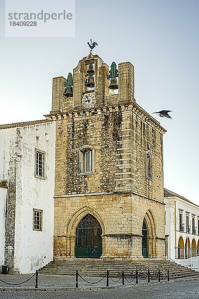 Innenstadt von Faro mit der Kathedrale Se am Morgen  Algarve  Portugal  Europa