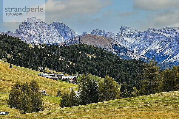 Wellness Resort Adler Mountain Lodge auf der Seiser Alm  hinten die schneebedeckten Gipfel der Geisler- und Puezgruppe  Grödnertal  Dolomiten  Südtirol  Italien  Europa