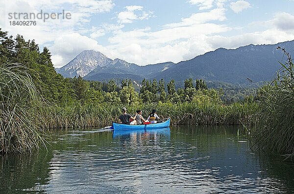 Kanu auf dem Faaker See  hinten der Berg Mittagskogel  Gemeinden Villach und Finkenstein  Kärnten  Österreich  Europa