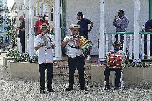 Musiker der Einheimischen Tanzgruppe für Touristen  im Parque Independenzia im Centro Historico  Altstadt von Puerto Plata  Dominikanische Republik  Karibik  Mittelamerika