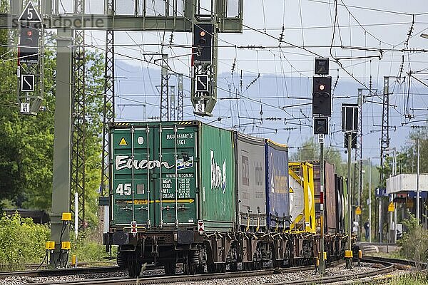 Güterzug unterwegs auf der Rheintalstrecke bei Riegel  Baden-Württemberg  Deutschland  Europa
