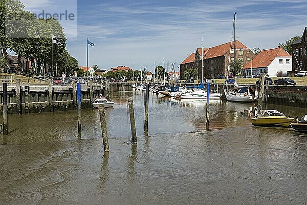 Innenhafen der Stadt Tönning in Nordfriesland  im Hintergrund das große Packhaus aus dem Jahre 1783  Ebbe  Niedrigwasser  Gezeiten  Tönning  Schleswig-Holstein  Deutschland  Europa