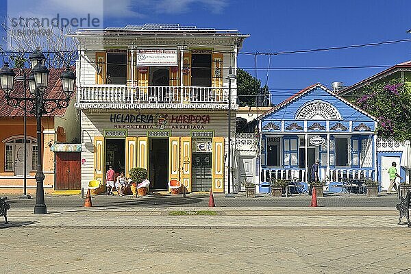 Kolonialhäuser am Parque Independenzia im Centro Historico  Altstadt von Puerto Plata  Dominikanische Republik  Karibik  Mittelamerika