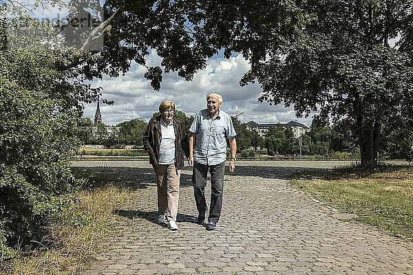 Rentner-Ehepaar während eines Spaziergangs an der Elbe  Elbwiesen  Rentner  Pensionäre  Ruhestand  Lebensabend  Ehepaar  Dresden  Sachsen  Deutschland  Europa