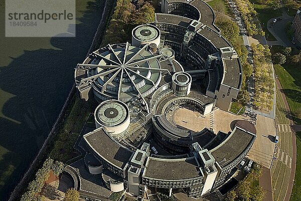 Landtagsgebäude Nordrhein-Westfalen im Stil des Strukturalismus von Oben gesehen  Düsseldorf  Nordrhein-Westfalen  Deutschland  Europa