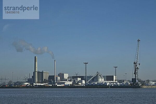 Kraftwerk Emden im Binnenhafen  betrieben von Statkraft  mit einem stillgelegten Gas- und Dampf Kombi-Kraftwerksblock und einem Biomasse-Block  der weiter betrieben wird. Hafen  Emden  Niedersachsen  Deutschland  Europa