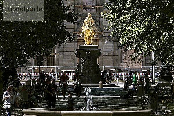 Goldener Reiter  August der Starke als goldenes Reiterstandbild am Ende der Hauptstraße auf dem Neustädter Markt  Dresden  Sachsen  Deutschland  Europa