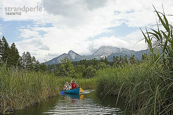 Kanu auf dem Faaker See  hinten der Berg Mittagskogel  Gemeinden Villach und Finkenstein  Kärnten  Österreich  Europa