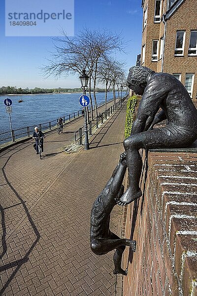 Bronzeskulptur Freundschaft verbindet an der Rheinpromenade  Rees  Nordrhein-Westfalen  Nordrhein-Westfalen  Deutschland  Europa