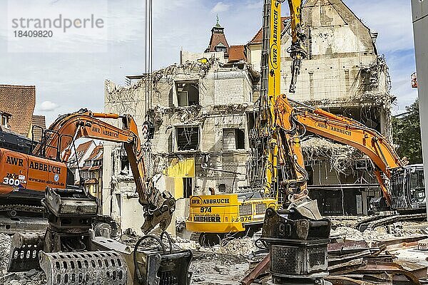 Abriss eines Gebäudes  Abrissbagger beim Rückbau eines Anbaus des Kaufhauses Kaufhof  Stuttgart  Baden-Württemberg  Deutschland  Europa