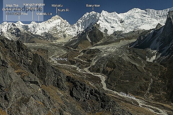 Die Gletscherlandschaft des oberen Imja Khola Tals vom Nangkartshang Gipfel (5083 m) oberhalb von Dingboche  in der Nähe der Everest Basislager Trekkingroute  aus gesehen. Zu den Gipfeln am Talschluss  dem Hauptkamm des Himalayas  gehören Cho Polu  Num Ri und Baruntse. Dahinter befindet sich der fünfthöchste Berg der Welt  der Achttausender Makalu  sowie der Makalu II oder Kangchungtse. Foto mit Gipfelbeschriftung. Sagarmatha Nationalpark  ein UNESCO Weltnaturerbe  Everest Region. Solukhumbu  Nepal  Asien