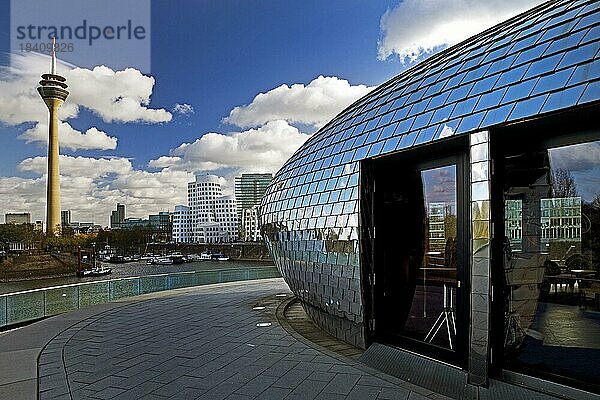 Restaurant-Terrasse mit dem Rheinturm und den Gehry Bauten  Medienhafen  Düsseldorf  Nordrhein-Westfalen  Deutschland  Europa