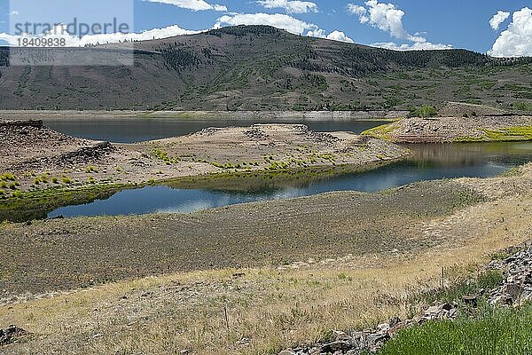 Gunnison  Colorado  Die Dürre  die den amerikanischen Westen heimsucht  hat den Wasserstand des Blue Mesa Reservoirs in der Curecanti National Recreation Area drastisch sinken lassen  da Wasser abgelassen wird  um den Pegel des Lake Powell zu halten. Der hellere Boden auf diesem Foto stand bei vollem Wasserstand größtenteils unter Wasser