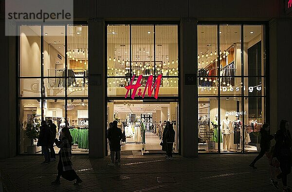 H&M  H & M  Hennes und Mauritz  Warenhauskette  Königsstraße  Stuttgart  Baden-Württemberg  Deutschland  Europa