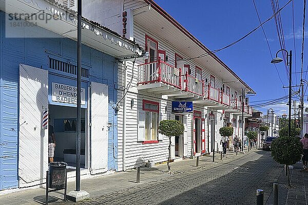 Friseur und Spirituosenladen in einem Kolonialhaus im Centro Historico  Altstadt von Puerto Plata  Dominikanische Republik  Karibik  Mittelamerika