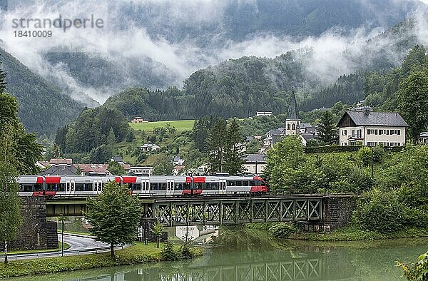 Personenzug der ÖBB auf der Kronprinz Rudolfbahn auf der Brücke über die Enns in Reichraming  Oberösterreich  Österreich  Europa