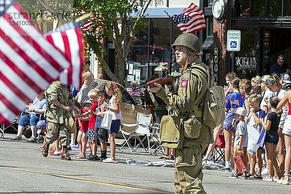 Hutchinson  Kansas  Ein Soldat zeigt seine Waffe während der jährlichen Patriotenparade am 4. Juli im ländlichen Kansas