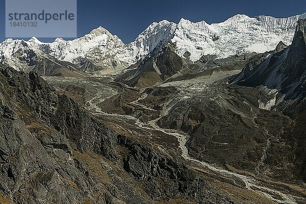 Die Gletscherlandschaft des oberen Imja Khola Tals vom Nangkartshang Gipfel (5083 m) oberhalb von Dingboche  in der Nähe der Everest Basislager Trekkingroute  aus gesehen. Zu den Gipfeln am Talschluss  dem Hauptkamm des Himalayas  gehören Cho Polu  Num Ri und Baruntse. Dahinter befindet sich der fünfthöchste Berg der Welt  der Achttausender Makalu  sowie der Makalu II oder Kangchungtse. Sagarmatha Nationalpark  UNESCO Welterbe  Everest Region. Solukhumbu  Nepal  Asien