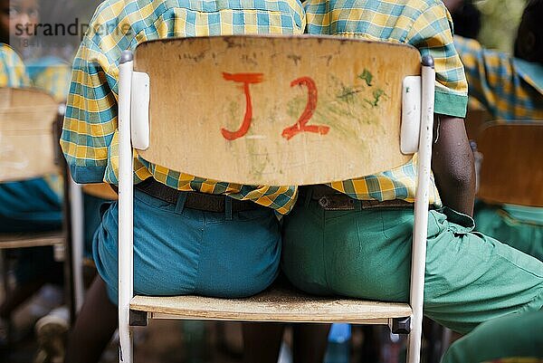 Thema: Schulkinder in Afrika. Zwei Kinder teilen sich einen Platz.  Krokrobite  Ghana  Afrika