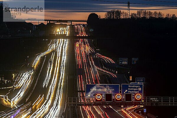 Autobahn A8 im Abendlicht mit Lichtspuren  Wendlingen  Baden-Württemberg  Deutschland  Europa